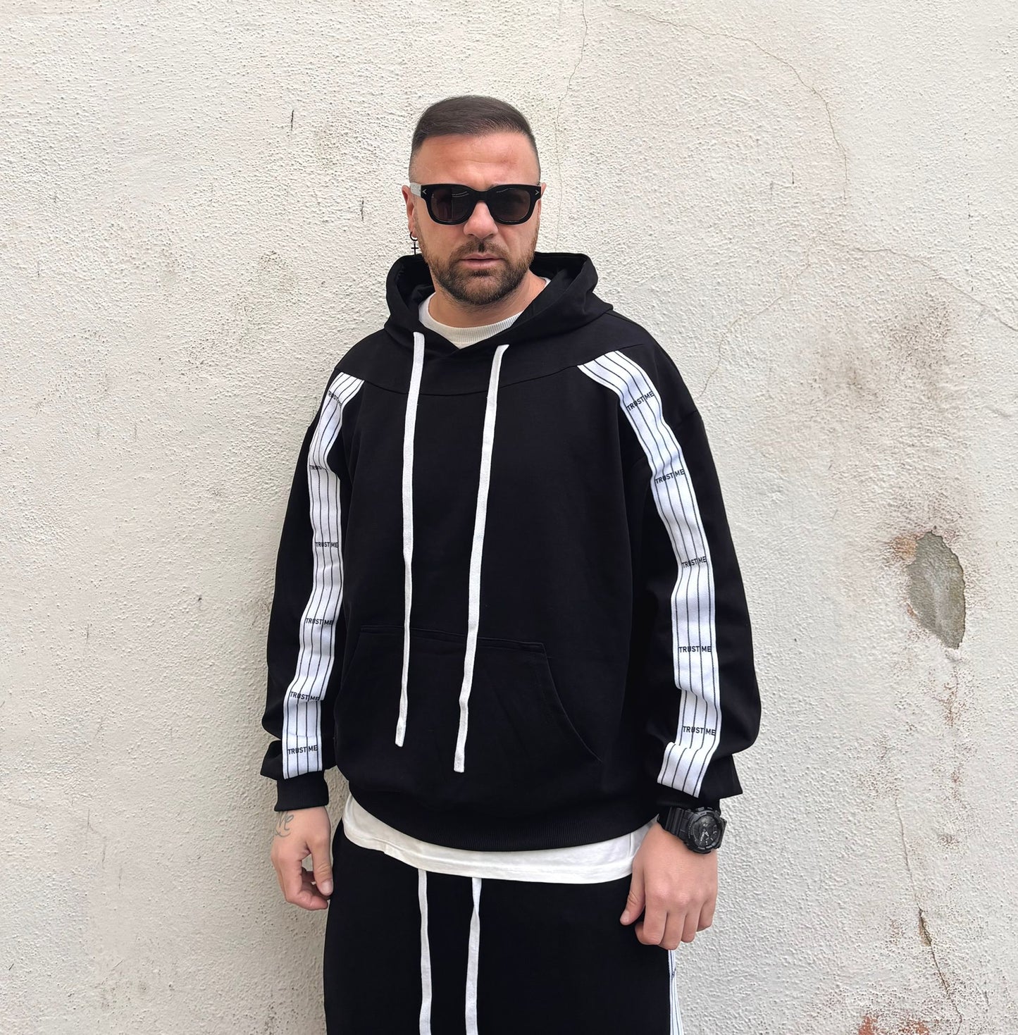 Tuta black and white