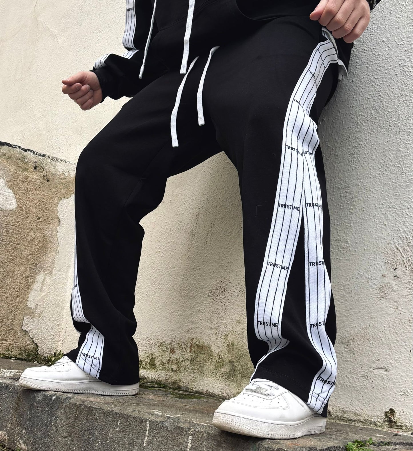 Tuta black and white