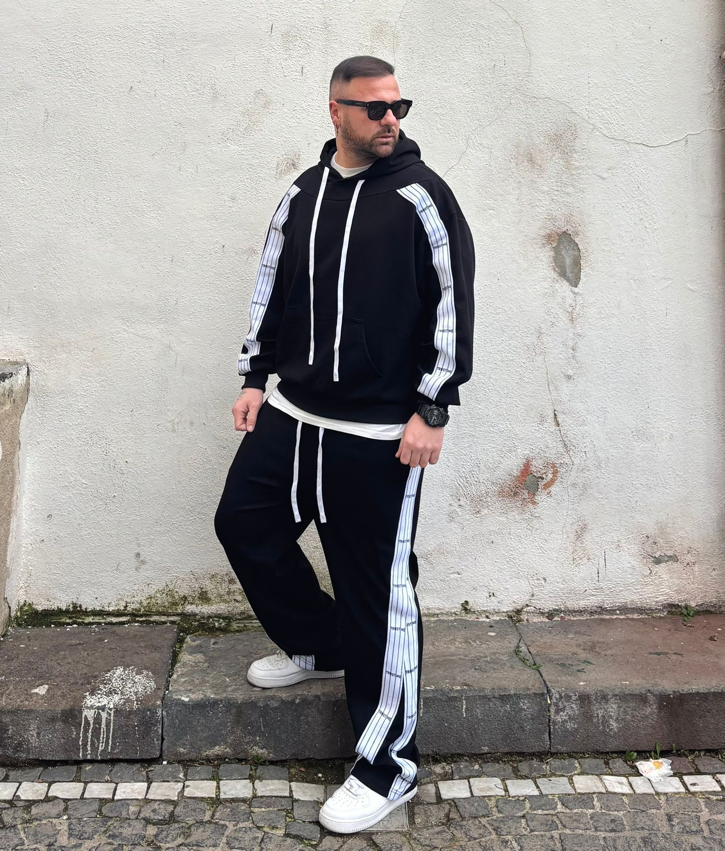 Tuta black and white